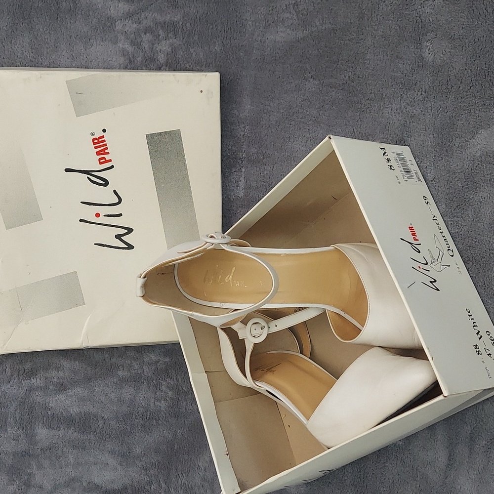 Vintage Wild Pair White Ankle Strap Heels, Womens Sz 8.5